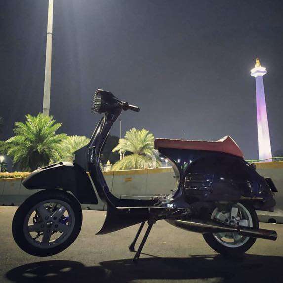 Blue Vespa PX custom modified with Vespa 12” GTS wheels

Cek web vespapx.net for more photo gallery and accessories. hastag mention/tag @vespapxnet for repost 

feature @largeframe96