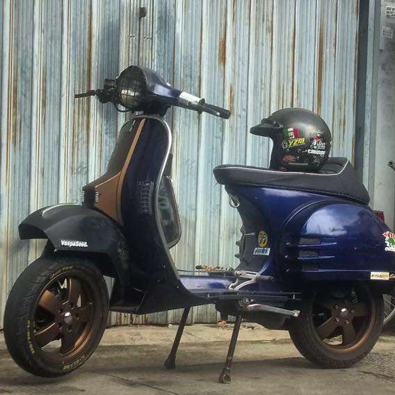 Blue Vespa PX custom modified with Vespa GTS 12” wheels

Cek web vespapx.net for more photo gallery and accessories. hastag mention/tag @vespapxnet for repost 

feature @largeframe96