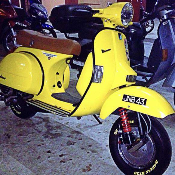 Yellow Vespa PX custom modified with brown saddle 

Cek web vespapx.net for more photo gallery and accessories. hastag mention/tag @vespapxnet for repost 

Cek toped for wheels, parts, accessories, merchandise @vesparkindo
Link in profile

feature @abgbrendo