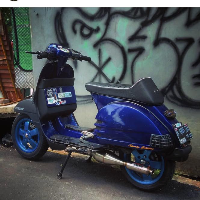 Blue Vespa PX custom modified with blue Vespa GTS 12” wheels

Cek web vespapx.net for more photo gallery and accessories. hastag mention/tag @vespapxnet for repost 

feature @largeframe96