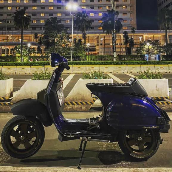 Blue Vespa PX custom modified with Vespa 12” wheels

Cek web vespapx.net for more photo gallery and accessories. hastag mention/tag @vespapxnet for repost 

feature @largeframe96