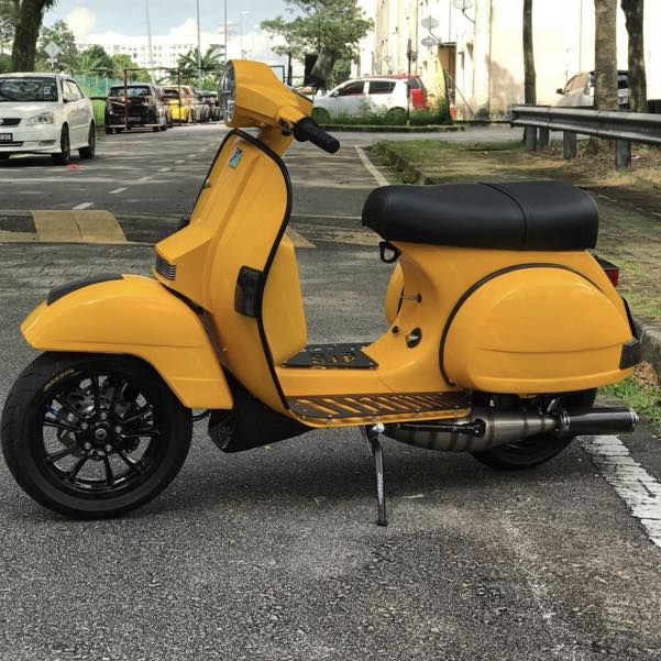 Yellow Vespa PX custom modified with black primavera wheels 

Cek web vespapx.net for more photo gallery and accessories. hastag mention/tag @vespapxnet for repost 

Cek toped for wheels, parts, accessories, merchandise @vesparkindo
Link in profile

feature @abgbrendo