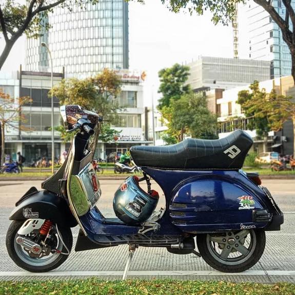 Dark blue Vespa PX custom modified 

Cek web vespapx.net for more photo gallery and accessories. hastag mention/tag @vespapxnet for repost 

Feature @largeframe96
