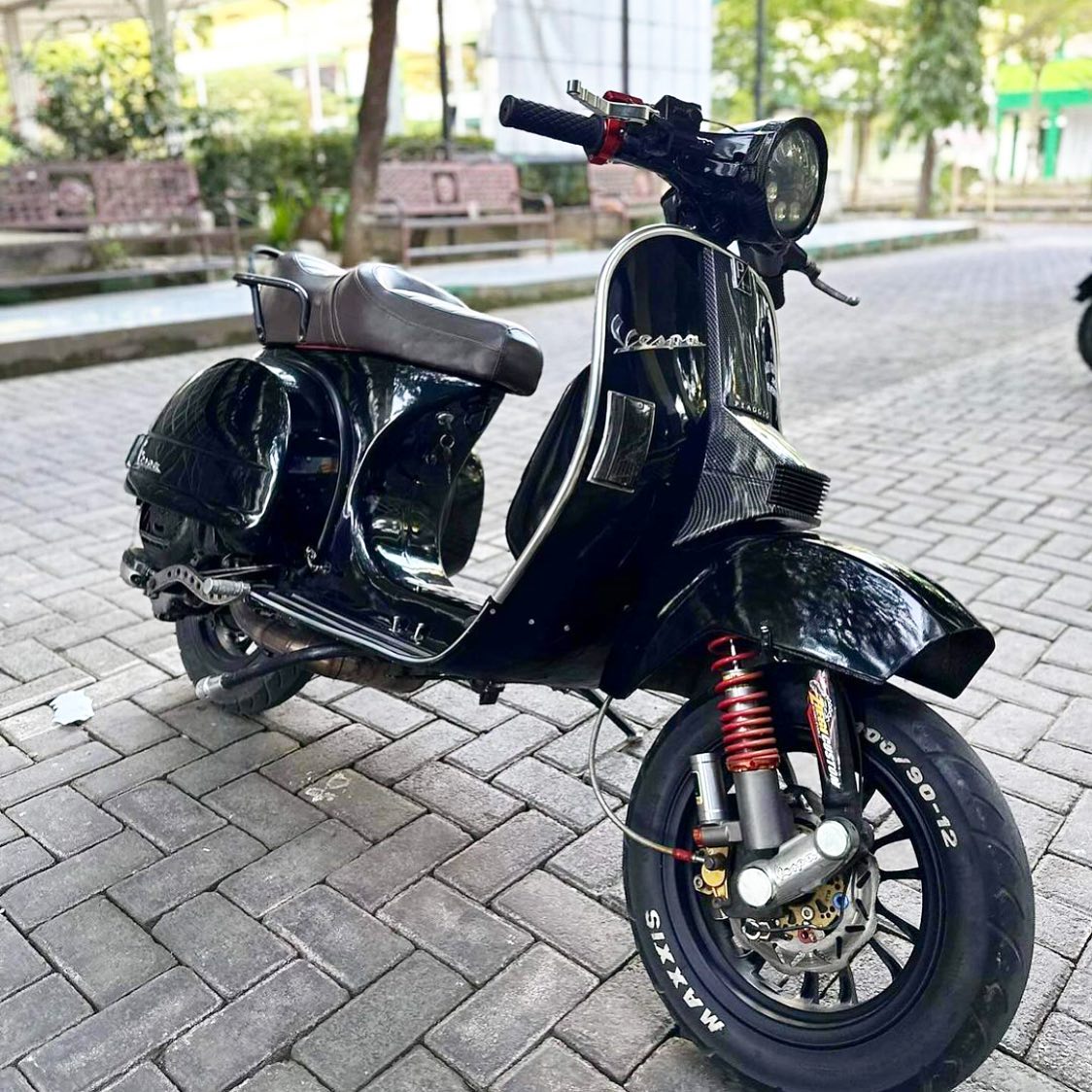 Black Vespa PX with black Vespa Sprint wheel always a beauty

Check toped @vesparkindo untuk genuine Vespa merchandise and accessories link in bio 

Feature @donvesp.id